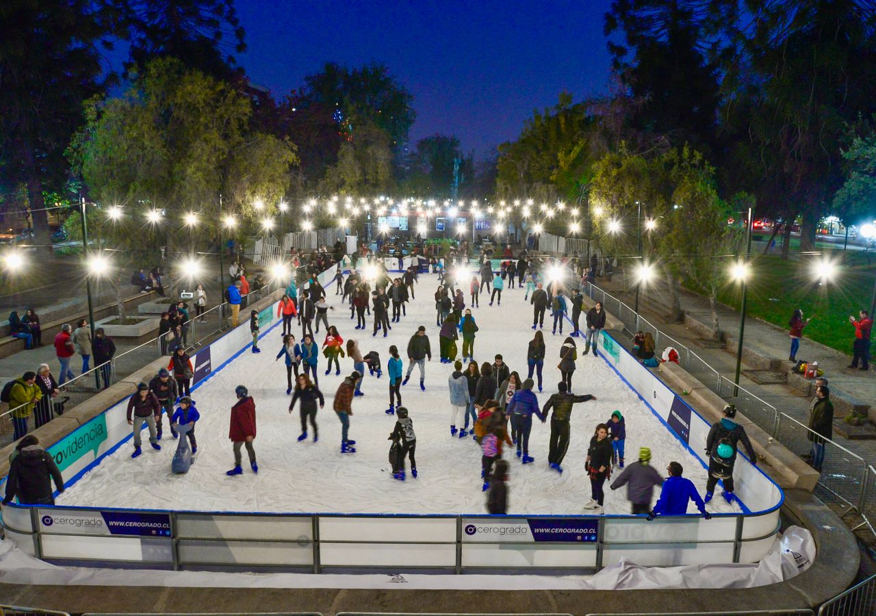 Un panorama entretenido para las vacaciones de invierno es ir a patinar sobre hielo en la pista del Parque Bustamante. Crédito: Municipalidad de Providencia.