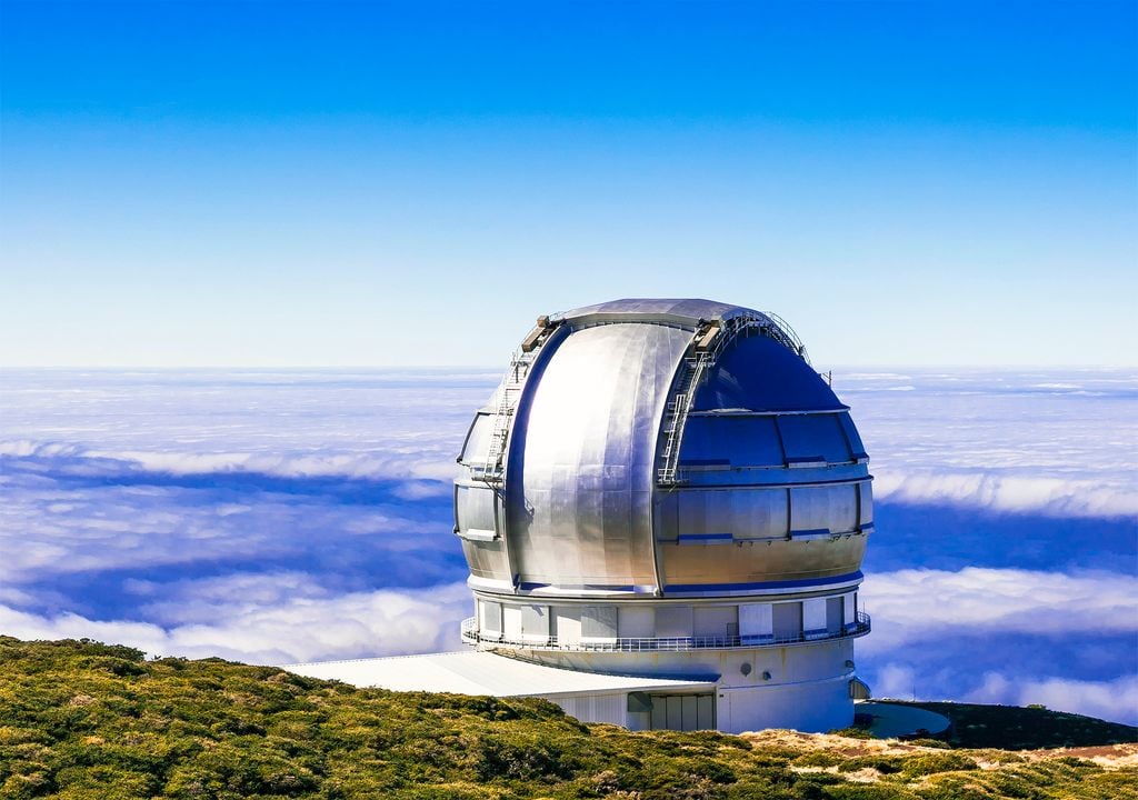 El Gran telescopio de Canarias, en El Roque de los Muchachos, sobre el mar de nubes.