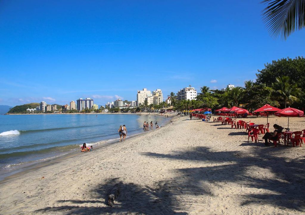 A Praia Martim de Sá, em Caraguatatuba (SP), é uma das mais famosas da região, conhecida por sua beleza, infraestrutura completa e urbanização. Crédito: Divulgação.