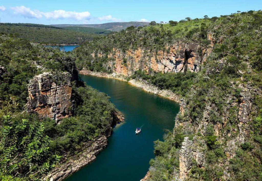 Mirante dos cânions no Lago de Furnas em Capitólio, Minas Gerais. Crédito: Divulgação.