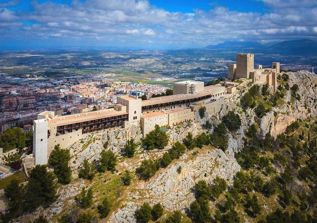 El Parador de Jaén combina historia y misterio, con relatos de fantasmas que inquietan a quienes duermen entre sus muros centenarios. Imagen: Paradores.