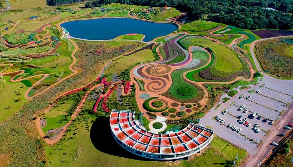 O maior parque de flores da América Latina é um lugar onde a natureza surpreende como uma verdadeira obra de arte a céu aberto. Crédito: Blog Sai Viajando.