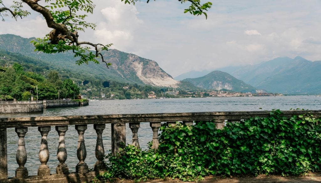 Este destino europeu tem palácios sobre a água e paisagens que mudam com as estações. Foto: Unsplash