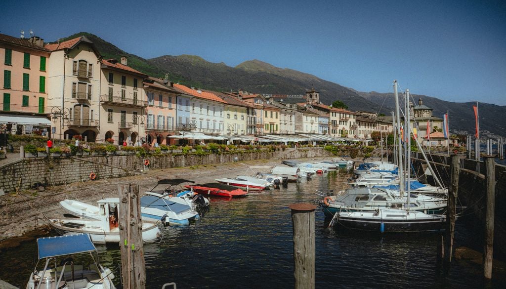 Cannobio conserva um centro histórico com casas coloridas e ruas que desembocam junto à água. Foto: Unsplash