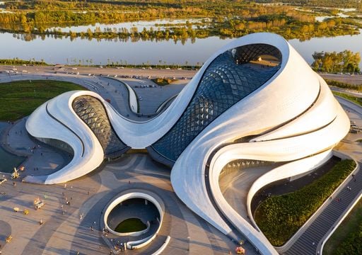 Parece un OVNI, pero este teatro chino está inspirado en las montañas nevadas de Harbin