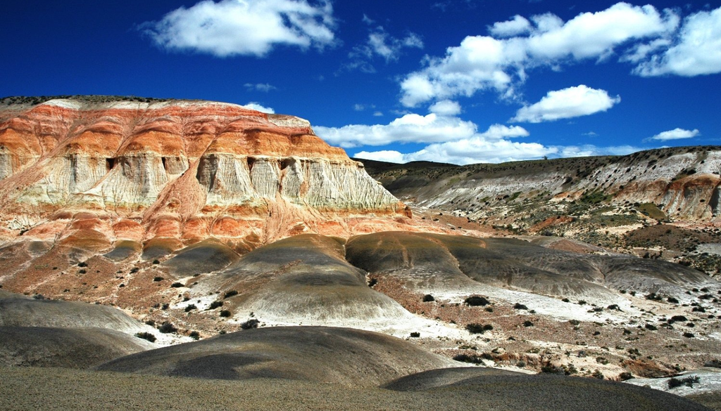 Bosque Petrificado Sarmiento Chubut El Bosque Petrificado Sarmiento, en Chubut, es un verdadero museo natural a cielo abierto. Foto: X @ProbaPatagonia