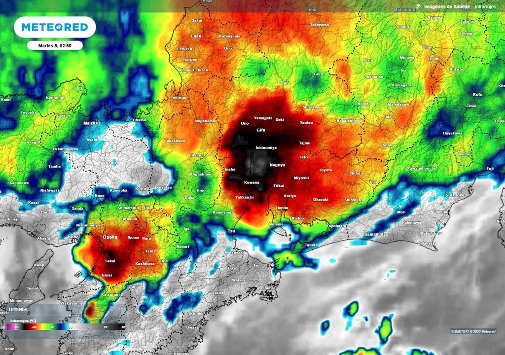 imagen satelital mostrando en destaque el tope de una nube de tormenta Las tempestades con nubes de gran desarrollo vertical se descargaron con violencia en su avance por Japón central.