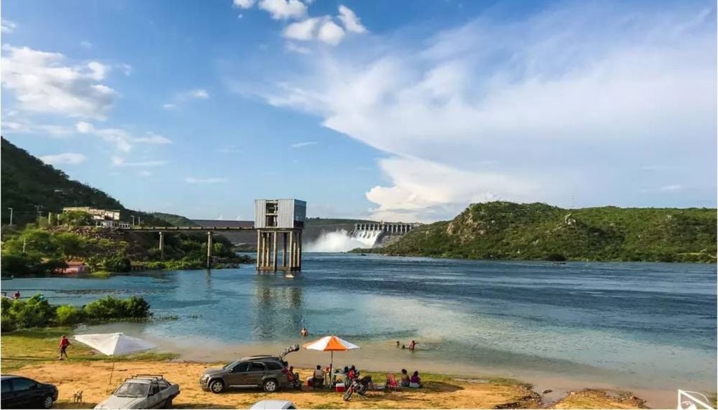 Prainha de Canindé de São Francisco, com vista para o rio e os vertedouros da Usina de Xingó. Crédito: Blog Vida Sem Paredes.