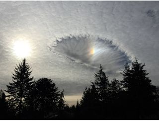 Parhelio en un agujero en nube