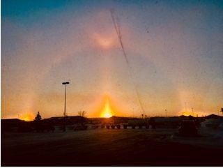 Parhelio helado con otros adornos luminosos