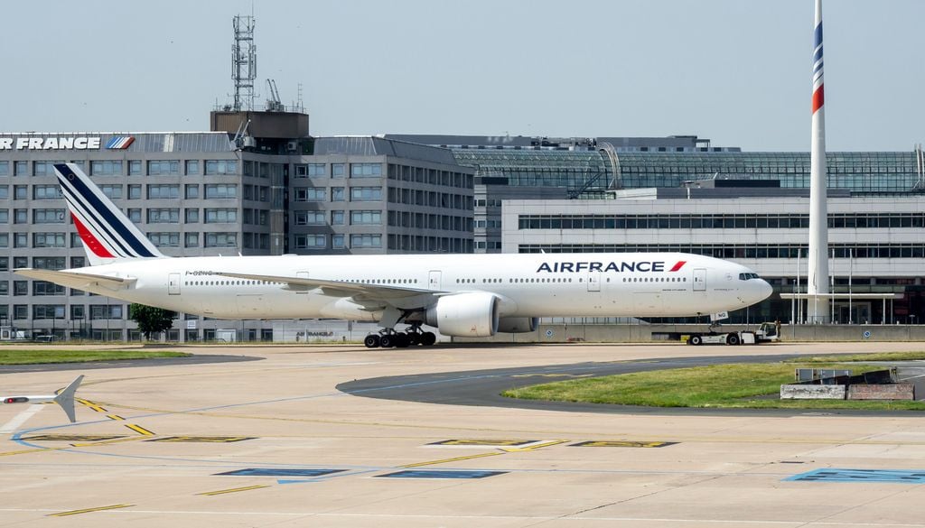 L'aéroport Paris-Charles-de-Gaulle. Son projet d'extension soulève des interrogations sur la cohérence entre croissance du trafic aérien et engagements climatiques français.