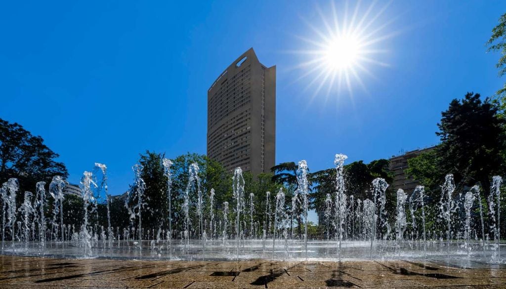 Durante os dias de calor intenso, os habitantes de Paris procuram refrescar-se nas fontes da cidade, transformadas em pequenos refúgios contra as temperaturas elevadas.