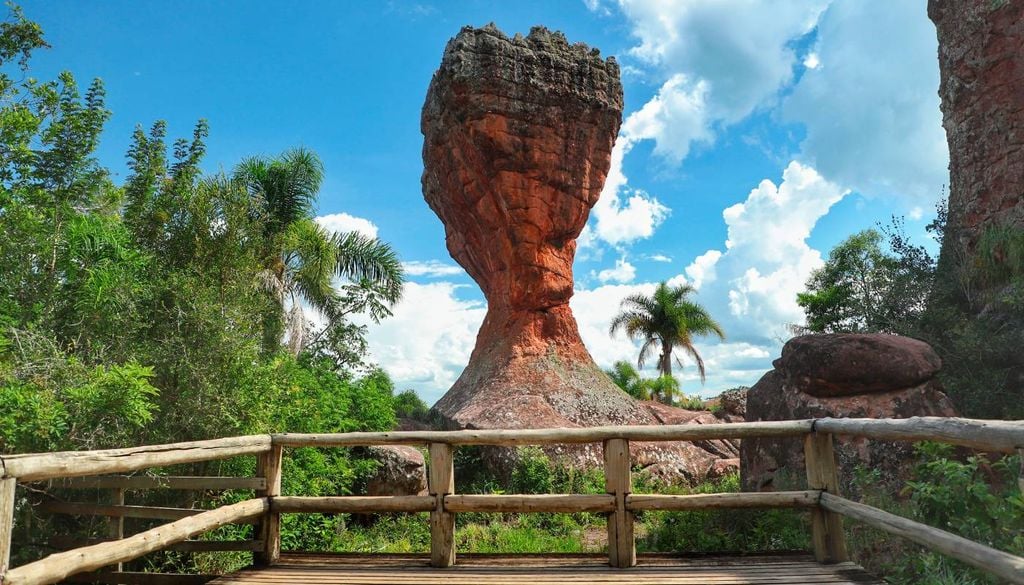 A Taça, a mais imponente das estruturas rochosas do Parque de Vila Velha. Sua base vai afinando para então sustentar a enorme cúpula. Crédito: José Fernando Ogura.