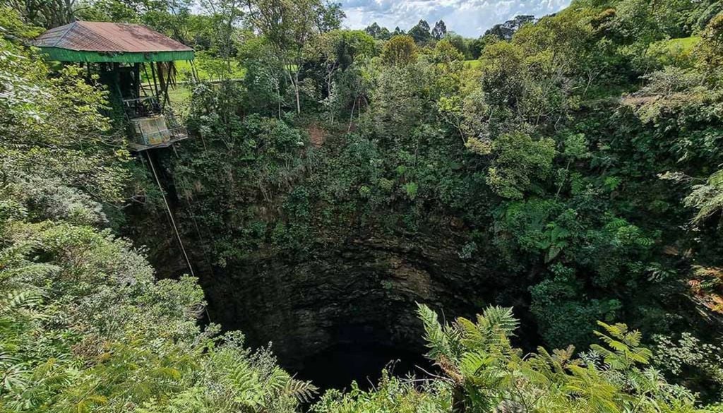 Mirante da Furna 1 no Parque Vila Velha. Crédito: Blog Viagens e Caminhos.
