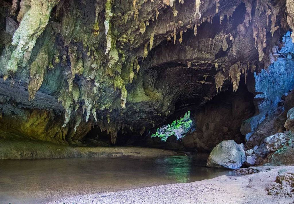 Uma das entradas da Caverna Temimina, no Núcleo Caboclos, no Parque PETAR. Crédito: Blog Viagens e Caminhos.