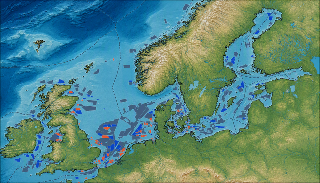 Mapa que muestra el estado de planificación de los parques eólicos marinos (OWF) en el área del modelo utilizada para los escenarios técnicos en las simulaciones. Estado de planificación de los parques eólicos marinos (OWF) dentro del dominio del modelo utilizado para los escenarios de simulación técnica (4C Offshore, https://map.tgs4c.com/offshorewind, 2023): Los polígonos de colores indican las áreas utilizadas en los tres escenarios que representan la situación actual (2023), la expansión planificada para 2030 (azul) y un escenario de expansión a largo plazo (azul oscuro). Figura: Hereon/Naveed Akhtar