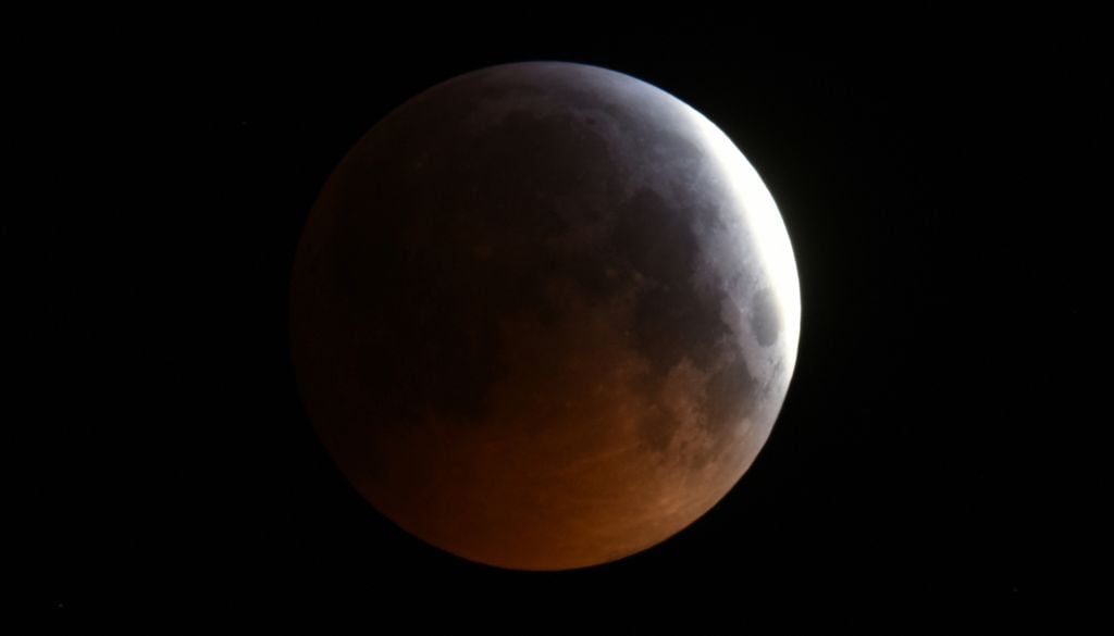 Teleskopaufnahme der partiellen Phase der totalen Mondfinsternis vom 21. Januar 2019 bei einem Bedeckungsgrad, der in etwa der Ansicht der Mondfinsternis vom 28. August 2026 beim Maximum der Finsternis entspräche, allerdings bei größerer Horizonthöhe. Teleskopaufnahme der partiellen Phase der totalen Mondfinsternis vom 21. Januar 2019 bei einem Bedeckungsgrad, der in etwa der Ansicht der Mondfinsternis vom 28. August 2026 beim Maximum der Finsternis entspräche, allerdings bei größerer Horizonthöhe. Bild: Carolin Liefke/HdA