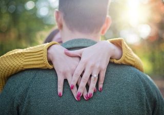 Partnerschaften machen glücklicher: Neue Studie zeigt größere Lebenszufriedenheit beim Übergang in eine Beziehung