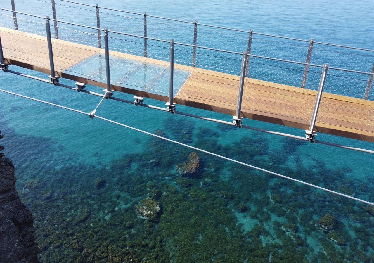 Este puente colgante situado entre acantilados en plena Costa Tropical se ha convertido en una gran atracción turística de la zona. Fotografía: TurGranada.