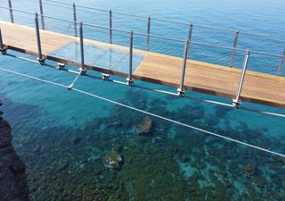 Pasarela colgante de Jolúcar: una maravilla sobre el mar Mediterráneo con vistas impresionantes