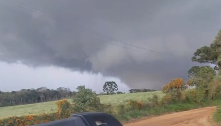 Tornado assusta moradores em cidades do Paran&aacute;; veja imagens