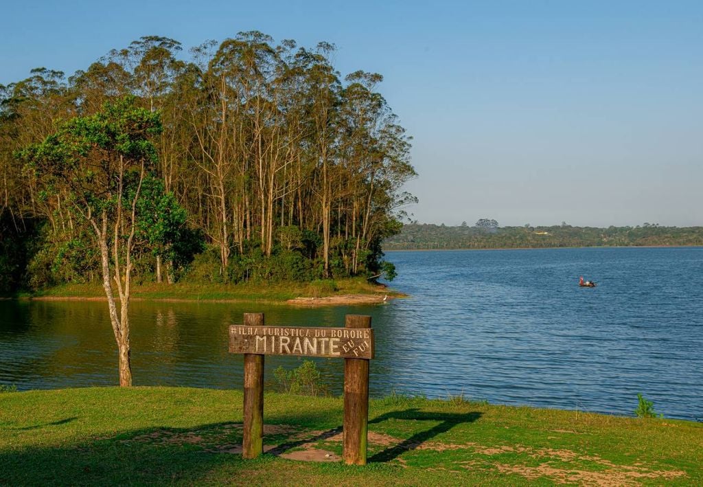 Com localização privilegiada, o Mirante do Bororé fica em uma ponta de terra à beira da Represa Billings, onde também existe um restaurante. Crédito: Daniel Deák/ SPTuris.