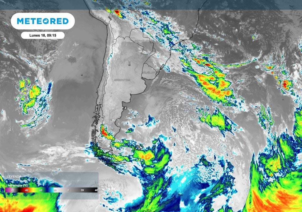 Imagen satelital Patagonia Las imágenes satelitales en el inicio de este lunes 18 de mayo son muy elocuentes. Queda claro el efecto del gran sistema de alta presión que produce una situación no tan habitual, con la mayor parte del territorio de Argentina, Chile y todo Uruguay mayormente despejado.