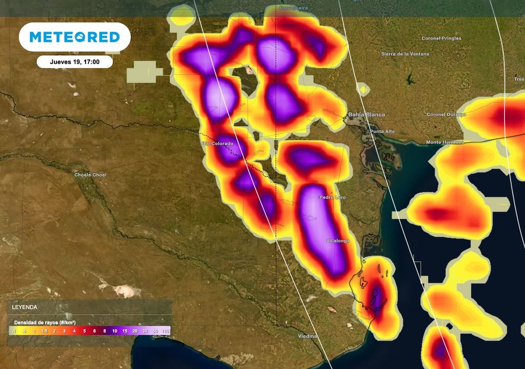 Rayos Las tormentas que se esperan en el noreste de la Patagonia para el jueves podrán ser localmente severas con granizo asociado. En este mapa se observa la potencial alta carga de actividad eléctrica de estas tormentas.