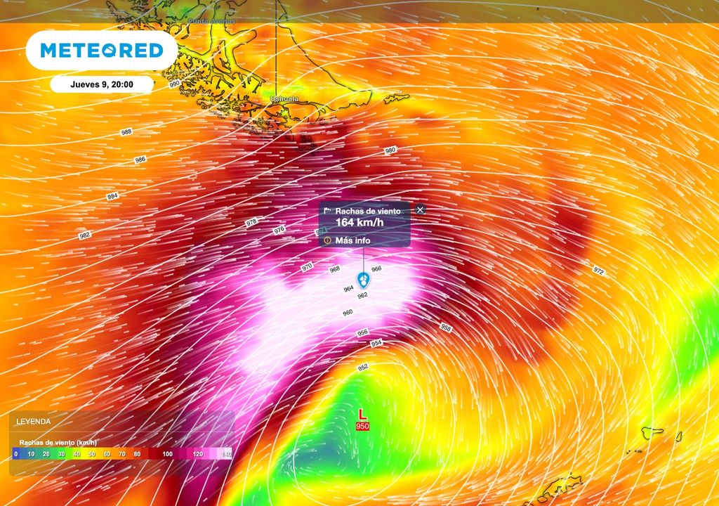 Viento extremo La profundización de un sistema de baja presión al norte de la Península Antártica, con valores centrales inferiores a los 950 hPa, producirá un marcado gradiente de presión. Como resultado, los vientos sobre el Pasaje de Drake serán extremos. Se esperan ráfagas que pueden alcanzar los 165 km/h acompañadas por un oleaje de 10 metros de altura.
