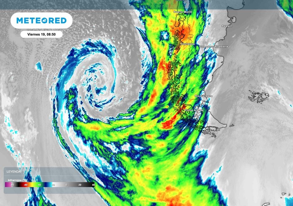 Oclusión satelite Patagonia Una "fotogénica" baja se ocluye en el Pacífico sur en el inicio del viernes 19 de junio. Su valor central alcanzaba los 976 hPa. Este sistema permitirá que un frente frío avance sobre la Patagonia entre el final del viernes y el sábado.