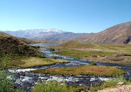Patagonia oculta: el pueblito de monta&ntilde;as, aguas termales y paisajes escondidos