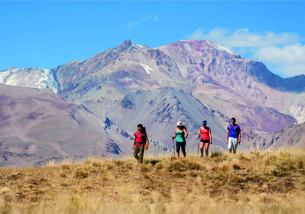 Varvaco Rodeado de la Cordillera de los Andes, el río Varvaco y el volcán Domuyo, el paisaje cuenta con fumarolas y aguas termales. Foto: X @neuquentur
