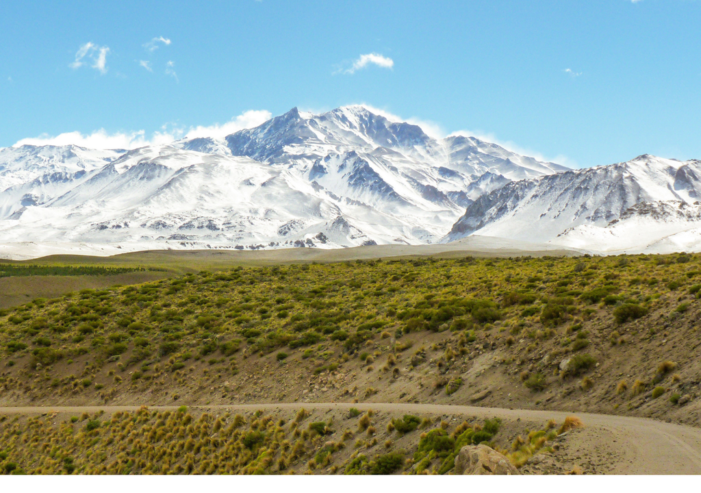 Varvaco De un lado de Varvaco sobresalen los picos nevados, mientras que del otro están las fumarolas y aguas termales. Foto: X @neuquentur
