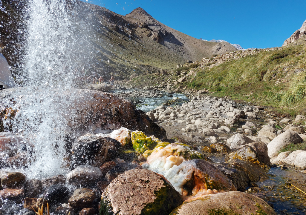 Varvaco Varvaco ofrece todos los atractivos de la Patagonia argentina, pero con mayor calma y silencio que los destinos más conocidos. Foto: X @neuquentur