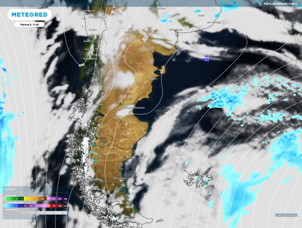 Un amplio sistema de alta presión desplegado sobre la costa Patagónica produce condiciones estables este viernes. El centro de esta alta alcanza valores de 1024 hPa.