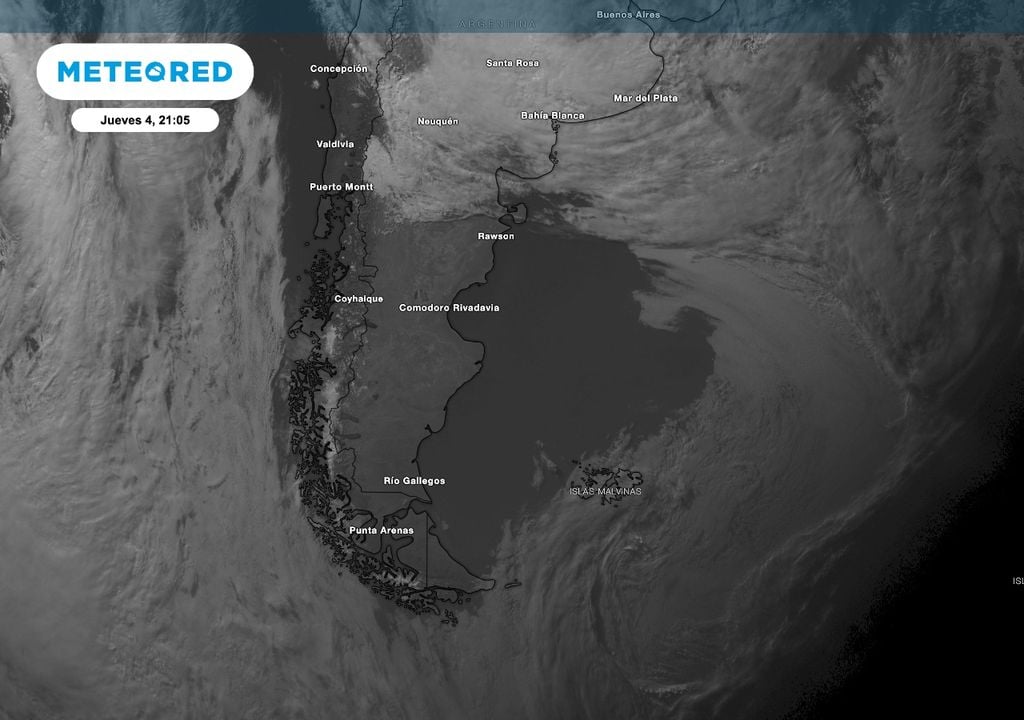 En esta imagen satelital del canal visible del atardecer del jueves 4 de junio se puede observar claramente el efecto del sistema de alta presión sobre la Patagonia. La nubosidad baja se mantiene contenida en el norte de la región asociada a circulación del este que aporta humedad oceánica. El centro y sur de la Patagonia se mostraban mayormente despejados. Una configuración poco frecuente, por lo persistente, para el mes de junio.