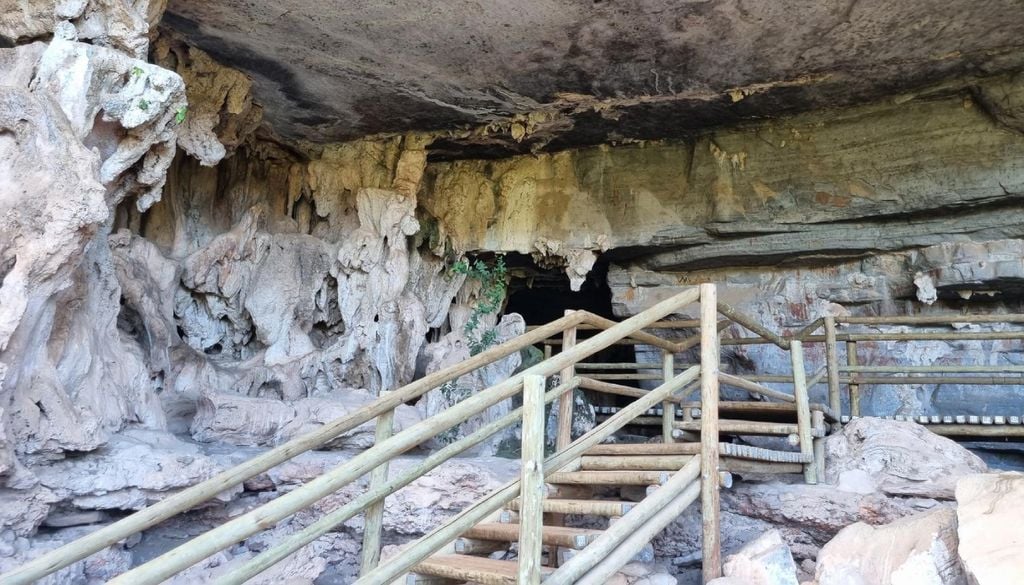 Escadarias na entrada da Lapa do Índio, onde tem a gruta. Crédito Andréa.Fonseca/Wikiloc.