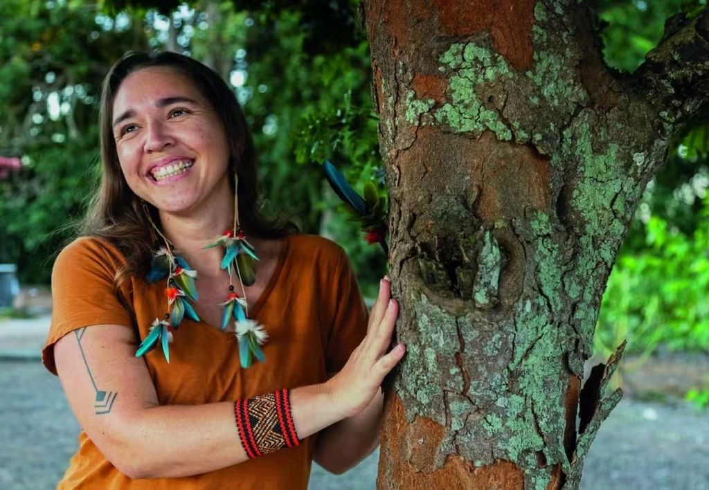 Bárbara Tupinikim, que vive na terra indígena Pau-Brasil, em Aracruz (ES), estudou engenharia florestal para "unir a ciência acadêmica e a tradicional" — Foto: Julio Bittencourt Bárbara Tupinikim, que vive na terra indígena Pau-Brasil, em Aracruz (ES), estudou engenharia florestal para "unir a ciência acadêmica e a tradicional" — Foto: Julio Bittencourt