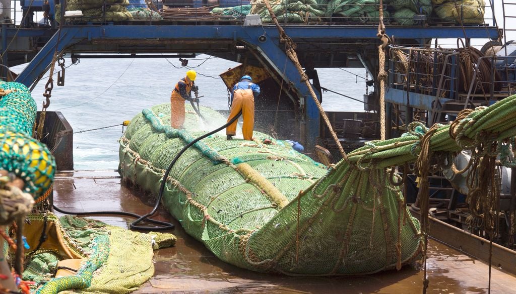 Derrière les bâtonnets de poisson se cache une pêche industrielle qui fait débat en Alaska.