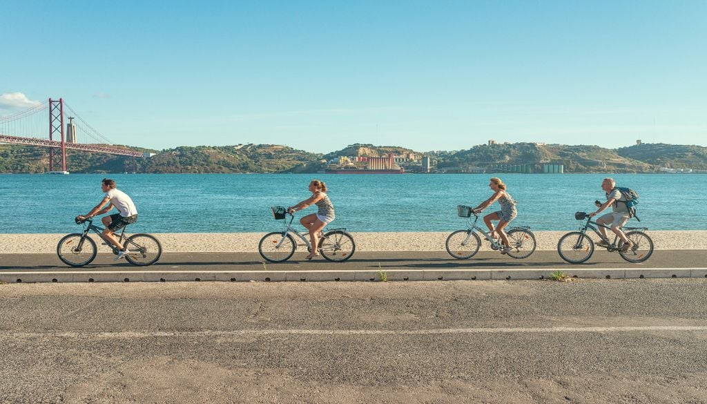 A Área Metropolitana de Lisboa quer facilitar a vida a quem combina a bicicleta com os transportes públicos. Foto ilustrativa: Unsplash