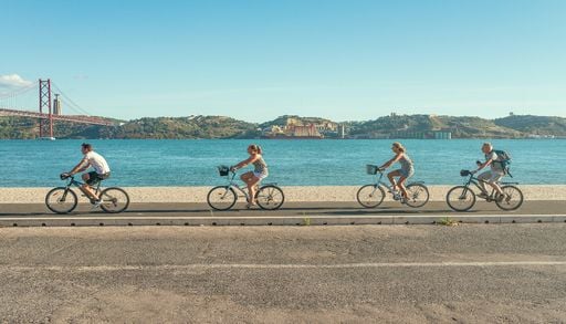 Pedalar at&eacute; ao comboio vai ficar mais simples: Lisboa prepara 57 novos abrigos para bicicletas