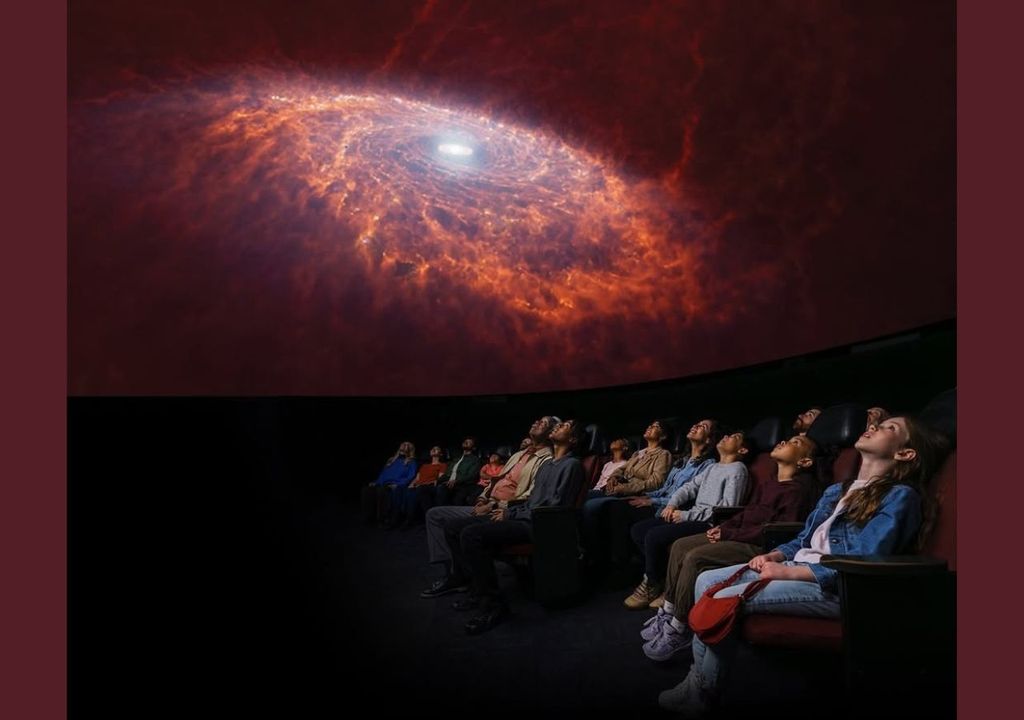 Sala y asistentes al planetario Sala y asistentes al planetario