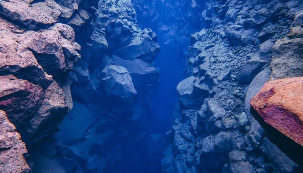 Cientistas observaram, em tempo real, o assoalho oceânico se separar e liberar lava numa cordilheira entre placas tectônicas Cientistas observaram, em tempo real, o assoalho oceânico se separar e liberar lava numa cordilheira entre placas tectônicas. Crédito: VicPhotoria/Shutterstock
