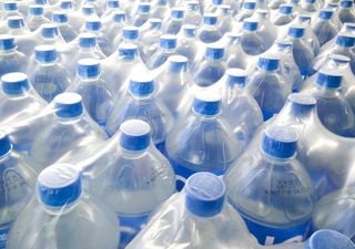 ¡Peligro agua embotellada! Los cientos de miles de pequeños plásticos que bebemos