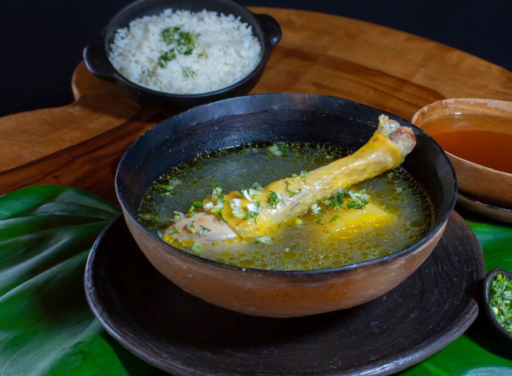 Prepara de manea natural tu caldo de pollo como condimento.