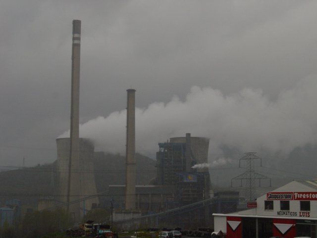 Penachos De Chimeneas Gigantes José Tous Borrás Hola a todos,La 01057 esta hecha a contraluz y se cierra algo en auto el objetivo, por eso quedó más oscura.Las siguientes estan hechas en La Robla, cuya central térmica es de las más importantes de España.Espero que os guste,Saludos.