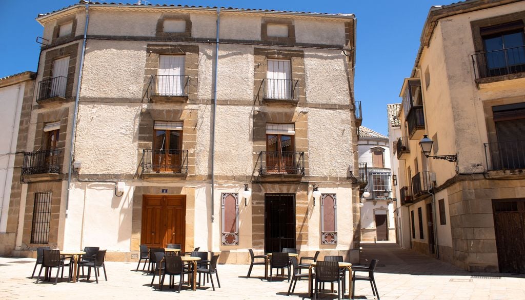 Une terrasse vide à Ubeda, en Andalousie, à l'heure de la sieste.