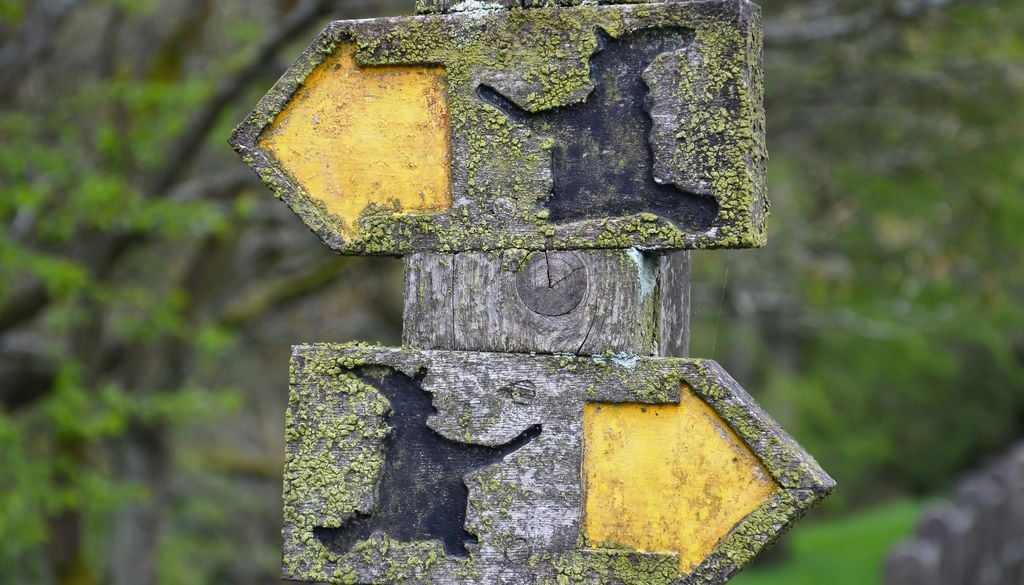 Carteles indicativos en la Ruta de las Brujas de Pendle, en Lancashire, Inglaterra.