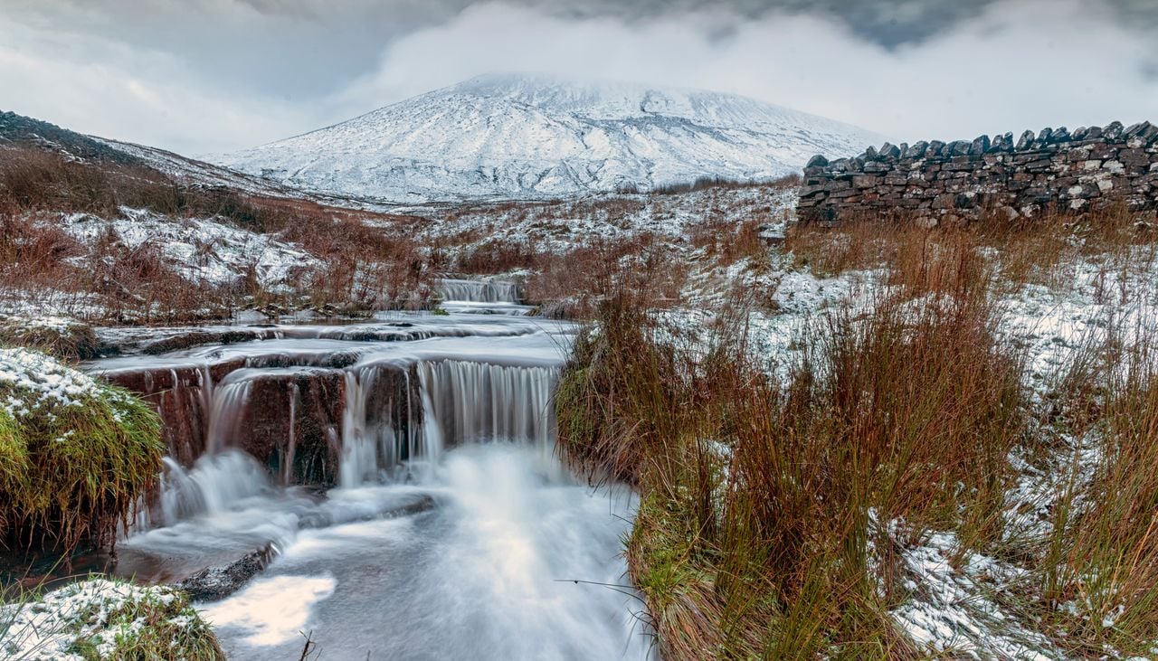 Imagen invernal de Pendle Hill, en el condado de Lancashire, Inglaterra, cubierta por la nieve.