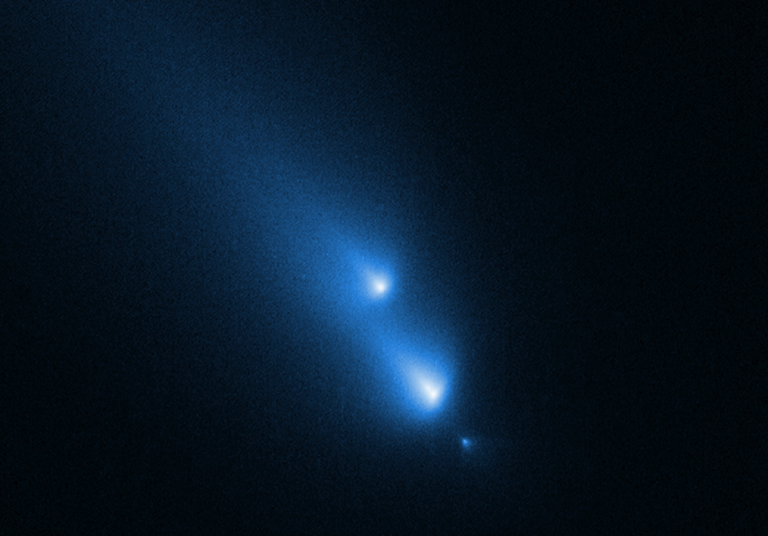 Hubble scopre "casualmente" che la cometa C/2025 K1 (ATLAS) si sta frammentando: non era mai successo prima